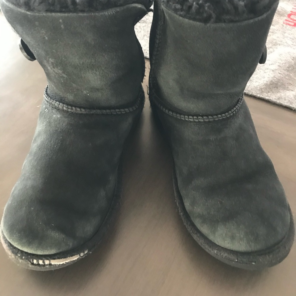 Girls size 4 Button UGGS BLACK